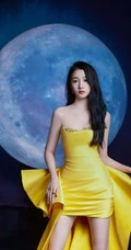 关晓彤黄色礼裙裙着身化身月下美人显玲珑身材写真图片