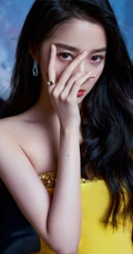 关晓彤黄色礼裙裙着身化身月下美人显玲珑身材写真图片