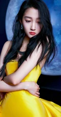 关晓彤黄色礼裙裙着身化身月下美人显玲珑身材写真图片