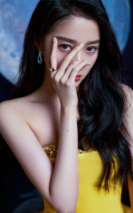 关晓彤黄色礼裙裙着身化身月下美人显玲珑身材写真图片