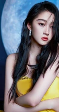 关晓彤黄色礼裙裙着身化身月下美人显玲珑身材写真图片