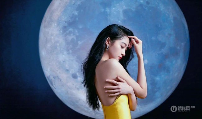 关晓彤黄色礼裙裙着身化身月下美人显玲珑身材写真图片