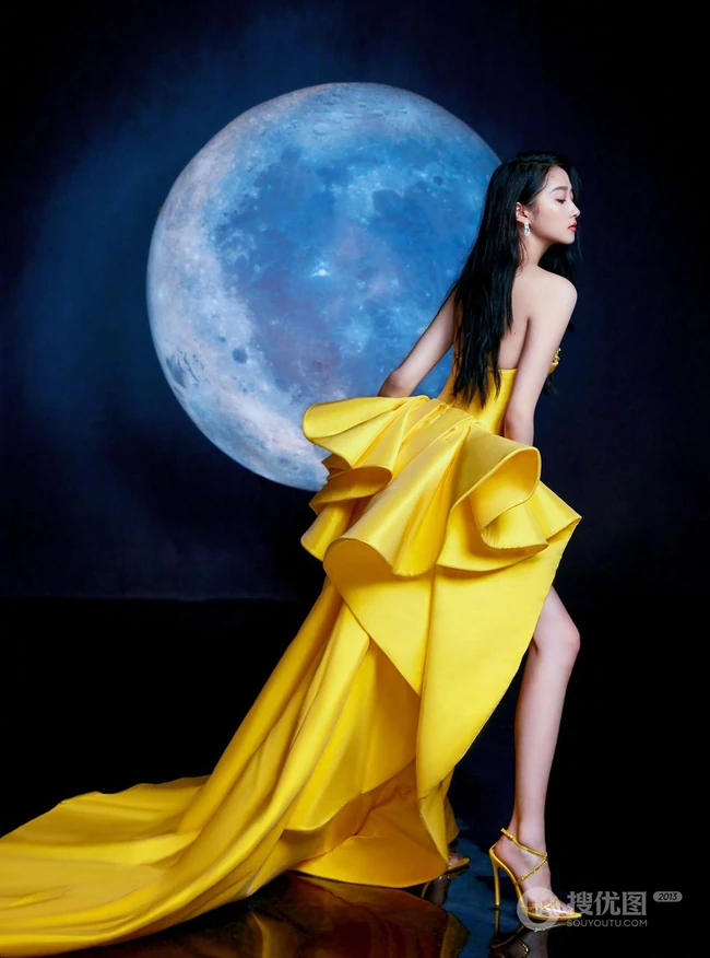 关晓彤黄色礼裙裙着身化身月下美人显玲珑身材写真图片