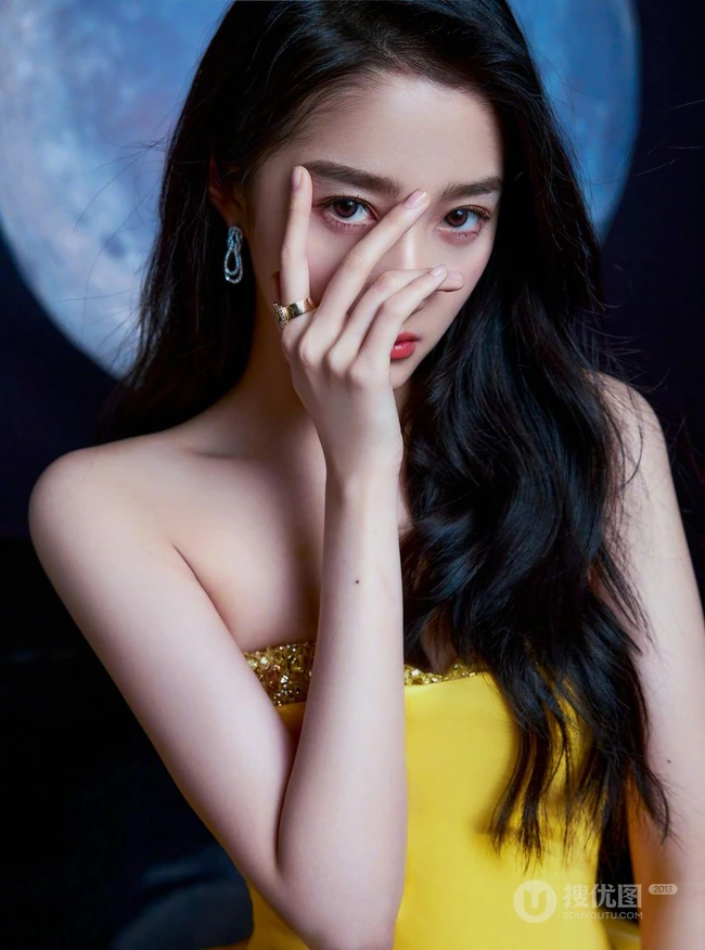 关晓彤黄色礼裙裙着身化身月下美人显玲珑身材写真图片