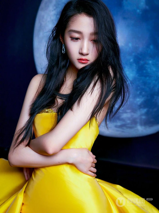 关晓彤黄色礼裙裙着身化身月下美人显玲珑身材写真图片