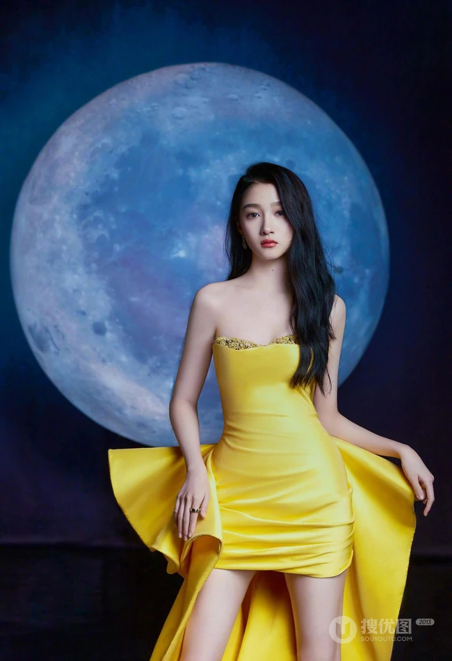 关晓彤黄色礼裙裙着身化身月下美人显玲珑身材写真图片
