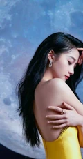 关晓彤黄色礼裙裙着身化身月下美人显玲珑身材写真图片