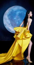 关晓彤黄色礼裙裙着身化身月下美人显玲珑身材写真图片