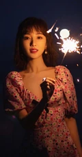 毛晓彤气质可爱V领印花裙海边玩烟花，笑容灿烂，甜美动人