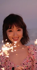毛晓彤气质可爱V领印花裙海边玩烟花，笑容灿烂，甜美动人