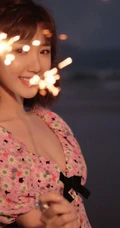 毛晓彤气质可爱V领印花裙海边玩烟花，笑容灿烂，甜美动人
