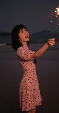 毛晓彤气质可爱V领印花裙海边玩烟花，笑容灿烂，甜美动人