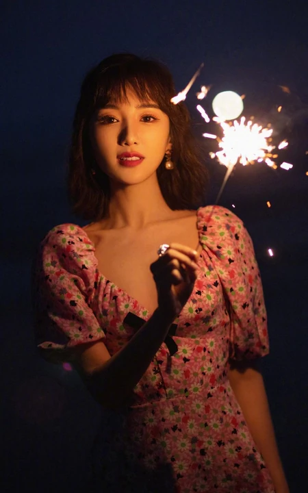 毛晓彤气质可爱V领印花裙海边玩烟花，笑容灿烂，甜美动人
