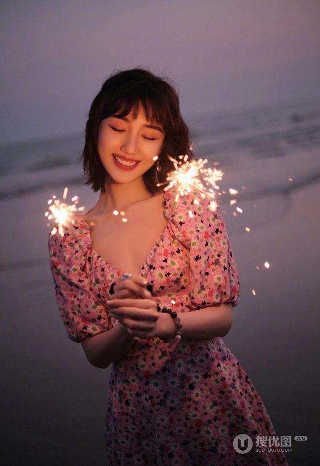 毛晓彤气质可爱V领印花裙海边玩烟花，笑容灿烂，甜美动人