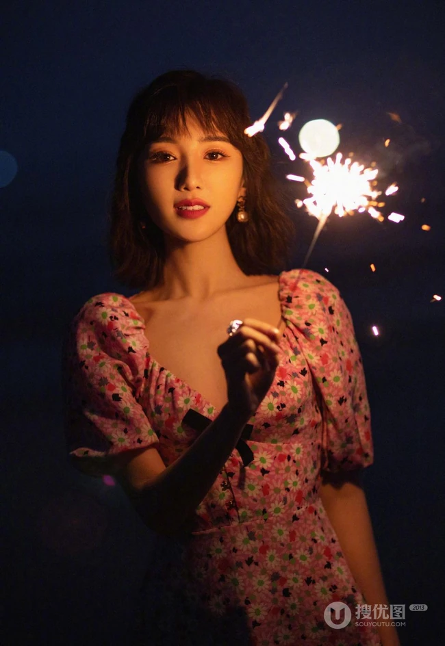 毛晓彤气质可爱V领印花裙海边玩烟花，笑容灿烂，甜美动人