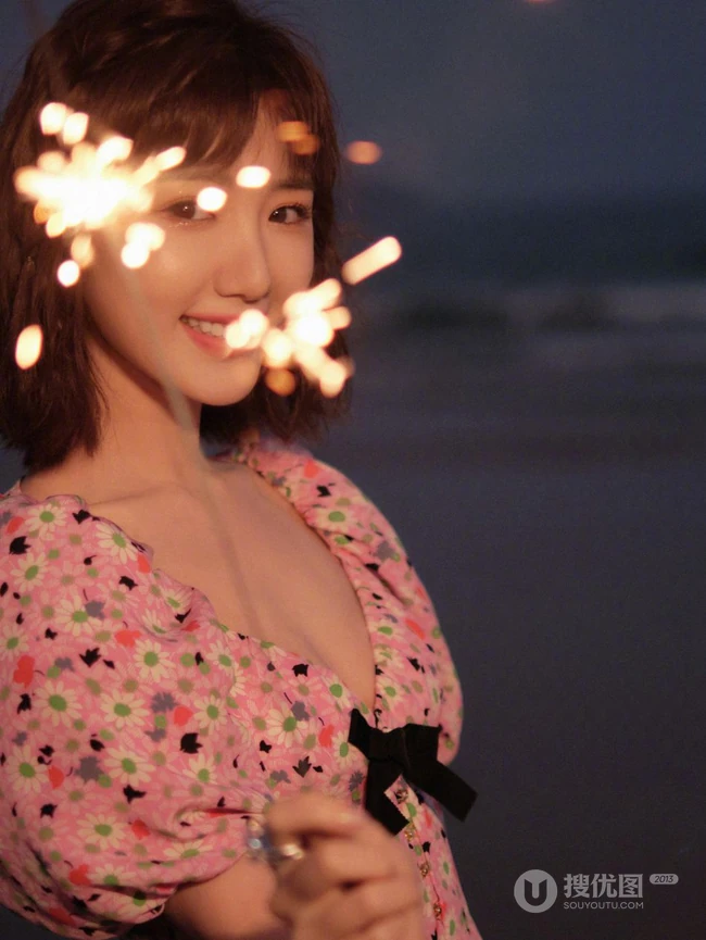 毛晓彤气质可爱V领印花裙海边玩烟花，笑容灿烂，甜美动人