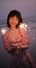 毛晓彤气质可爱V领印花裙海边玩烟花，笑容灿烂，甜美动人