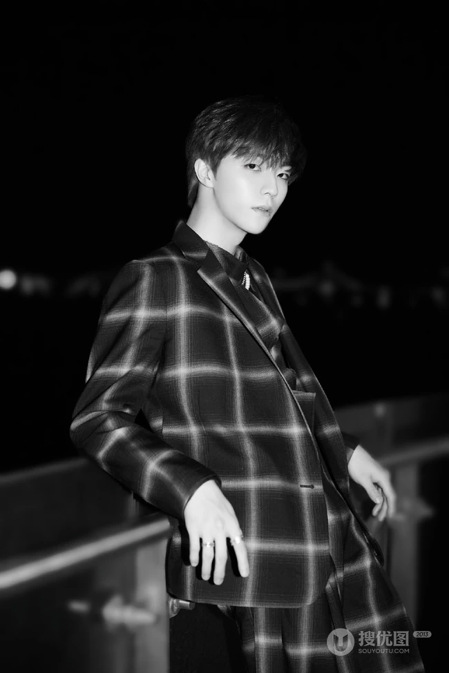 台湾帅哥陈立农格纹西服套装绅士感十足参加节目写真照片