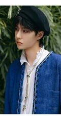 王一博化身宫廷小王子气质不凡街拍写真照片