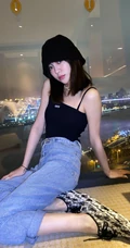 THE9女生成员谢可寅黑色肩带背心牛仔裤气质酷飒室内写真照片