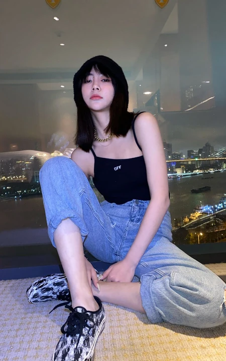 THE9女生成员谢可寅黑色肩带背心牛仔裤气质酷飒室内写真照片