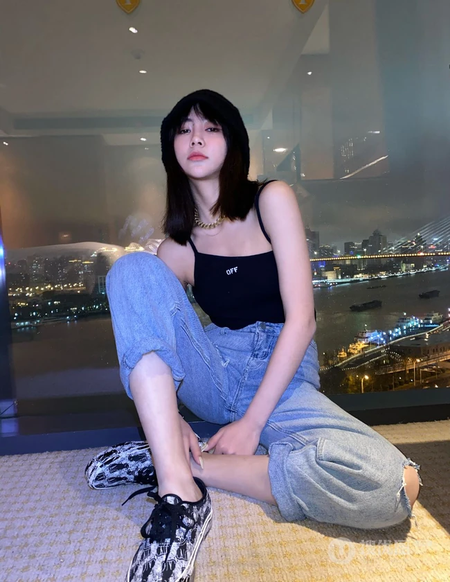 THE9女生成员谢可寅黑色肩带背心牛仔裤气质酷飒室内写真照片