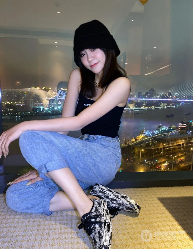 THE9女生成员谢可寅黑色肩带背心牛仔裤气质酷飒室内写真照片