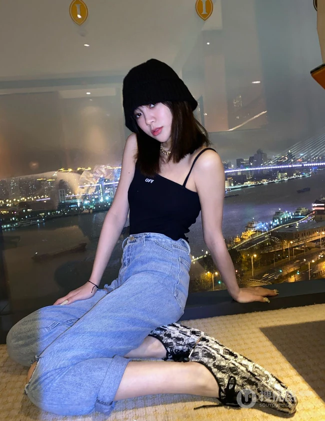 THE9女生成员谢可寅黑色肩带背心牛仔裤气质酷飒室内写真照片