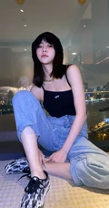 THE9女生成员谢可寅黑色肩带背心牛仔裤气质酷飒室内写真照片
