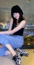 THE9女生成员谢可寅黑色肩带背心牛仔裤气质酷飒室内写真照片