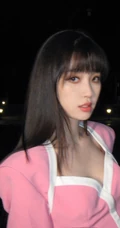 虞书欣浅粉色连衣裙俏丽可爱夜晚街拍写真照片