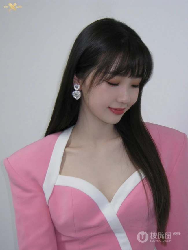 虞书欣浅粉色连衣裙俏丽可爱夜晚街拍写真照片