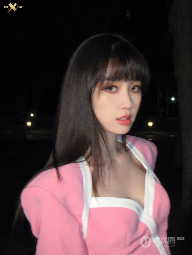 虞书欣浅粉色连衣裙俏丽可爱夜晚街拍写真照片