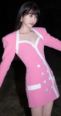 虞书欣浅粉色连衣裙俏丽可爱夜晚街拍写真照片