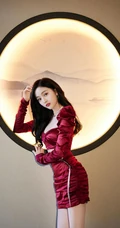 吴宣仪身着V领绸缎红连衣裙气质可爱滩涂地写真美照