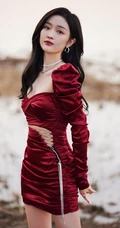 吴宣仪身着V领绸缎红连衣裙气质可爱滩涂地写真美照
