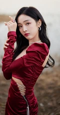 吴宣仪身着V领绸缎红连衣裙气质可爱滩涂地写真美照