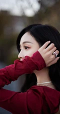 吴宣仪身着V领绸缎红连衣裙气质可爱滩涂地写真美照