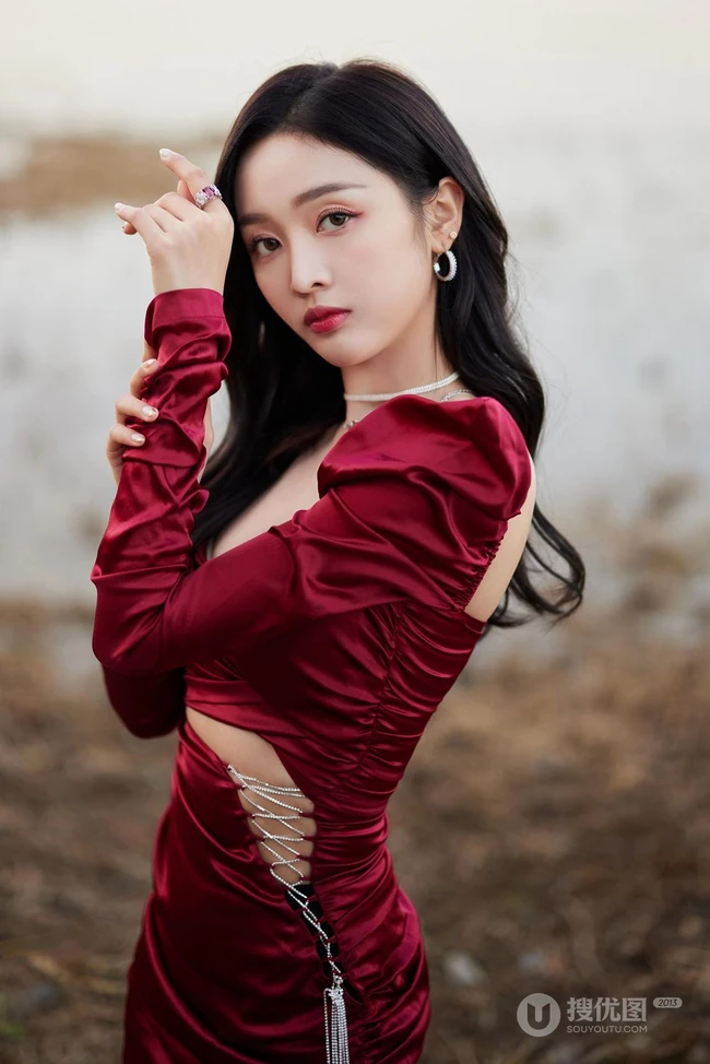 吴宣仪身着V领绸缎红连衣裙气质可爱滩涂地写真美照