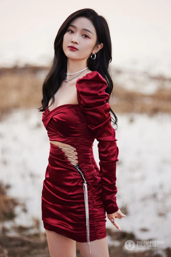 吴宣仪身着V领绸缎红连衣裙气质可爱滩涂地写真美照