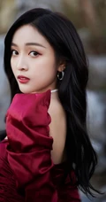 吴宣仪身着V领绸缎红连衣裙气质可爱滩涂地写真美照