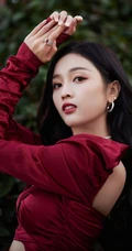 吴宣仪身着V领绸缎红连衣裙气质可爱滩涂地写真美照