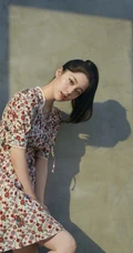 欧阳娜娜晒姐妹春游街拍写真美照，尽显青春少女活力，元气满满