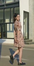 欧阳娜娜晒姐妹春游街拍写真美照，尽显青春少女活力，元气满满