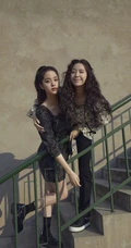 欧阳娜娜晒姐妹春游街拍写真美照，尽显青春少女活力，元气满满