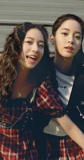 欧阳娜娜晒姐妹春游街拍写真美照，尽显青春少女活力，元气满满