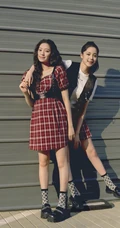 欧阳娜娜晒姐妹春游街拍写真美照，尽显青春少女活力，元气满满