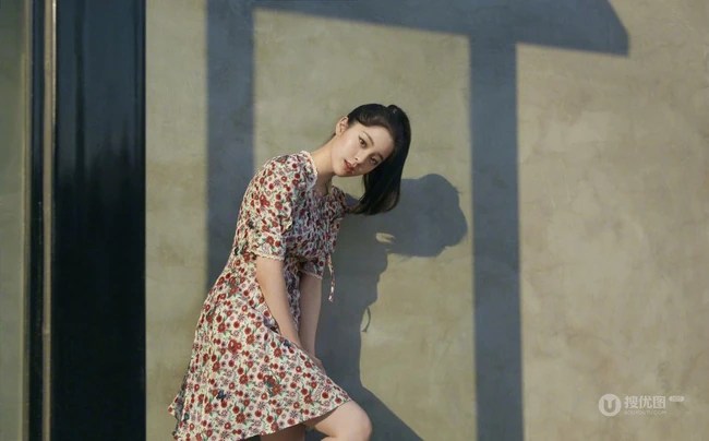 欧阳娜娜晒姐妹春游街拍写真美照，尽显青春少女活力，元气满满
