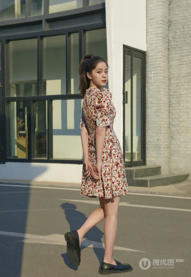 欧阳娜娜晒姐妹春游街拍写真美照，尽显青春少女活力，元气满满