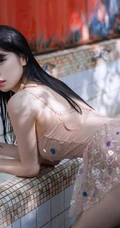 超可爱又气质的甜美浅粉少女Zero粉色泳装户外动人笑容写真图集